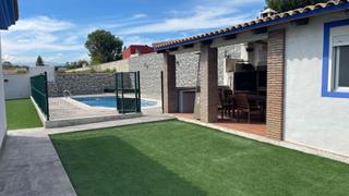 Chalet in Barrios (Los). Casa con encanto y piscina en la vega del golf