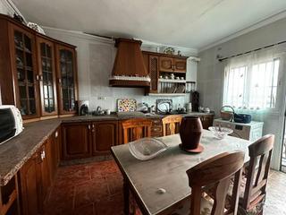 Maison jumelée à Barrios (Los). Oportunidad única en los barrios! amplia casa en venta!