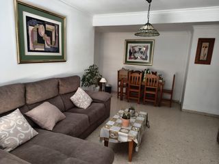 Flat in El Rinconcillo. Se vende piso de cuatro habitaciones en algeciras, zona granja.