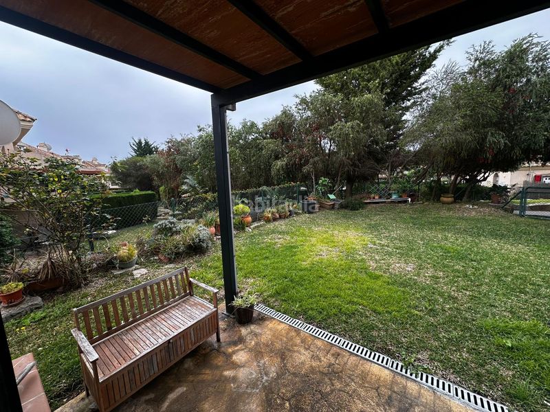 Foto 33c15cfb-a1c0-43e4-a047-6da03ef28360. Casa aparellada amb aparcament piscina a La Alcaidesa