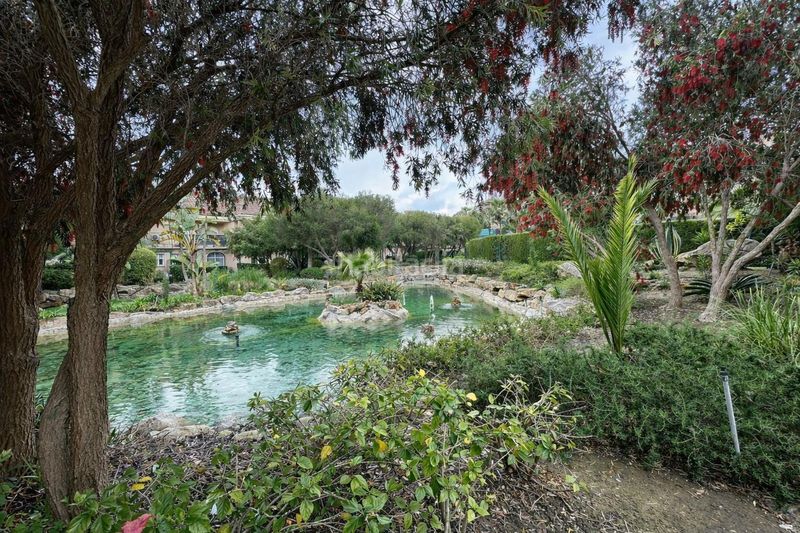 Foto de705bd5-94e4-408a-948b-7514511b829f. Casa aparellada amb aparcament piscina a La Alcaidesa