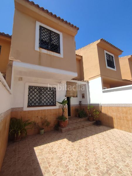 Foto a895cb8c-aaa4-4f32-9aee-6c46cda1fb9c. Casa adossada amb aparcament piscina a San García Algeciras