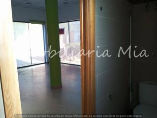 Local commercial à Puerto Lumbreras. Se vende local en zona concurrida y con vistas esplendidas.