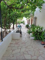 House in Escucha. Se vende 2 viviendas con finca de 8.000 m, naves y cocheras