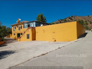 Casa a Coín. Casa independiente con gran parcela en coín  nuevo precio 460.00