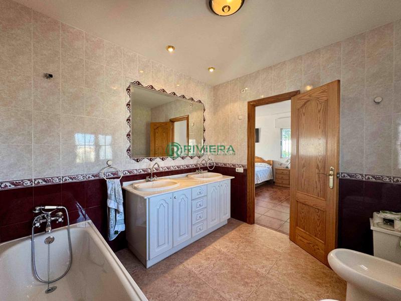 Foto 5de2bc91-0df7-4a1a-b523-02c990a32152. Chalet casa/chalet independiente en venta en avenida tomillar en Benalmádena