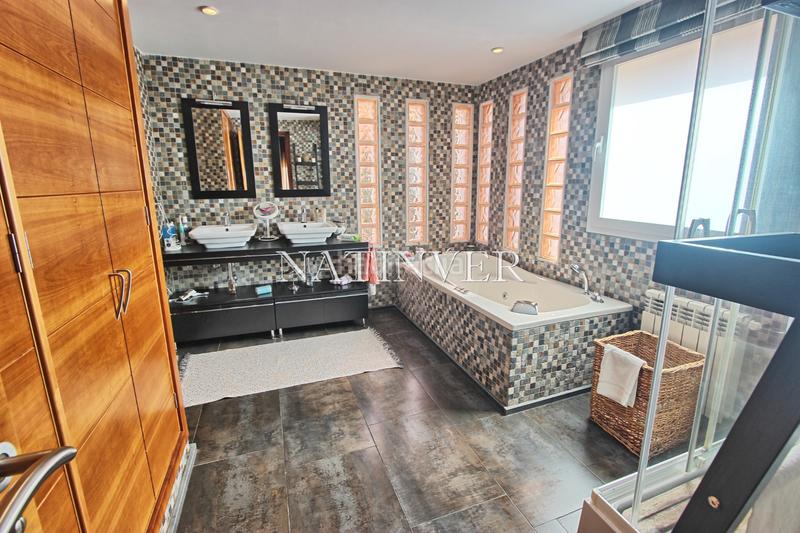 Foto ca9d359f-599d-4746-b36b-d1bace10d919. Chalet with fireplace heating parking pool in El Candado Málaga