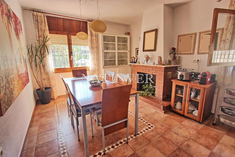 Foto b9e7e8bd-e60c-48b3-8d2a-8e30a9df3cc1. Chalet avec cheminée chauffage parking piscine dans Málaga