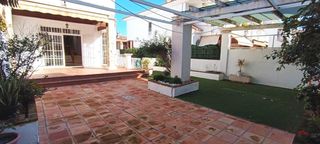 Affitto Casa bifamiliare in Capellanía - Retamar. Chalet pareado de esquina en alquiler