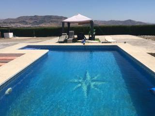 Chalet à Pizarra. Finca en venta en cerralba