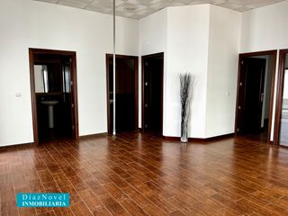 Rent Business premise in Calle molino velasco 5. Local reformado