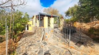 Casa  Carretera cañaveral 4. Finca de 6.600 m2 con casa a 200 metros de fuentes de león