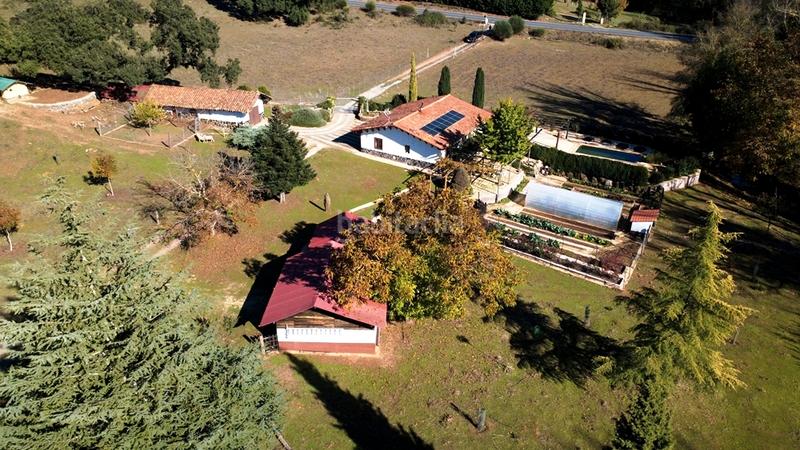 Foto d28cee53-c08d-4e05-afba-56c4e667c960. Casa amb xemeneia aparcament piscina a Cortelazor