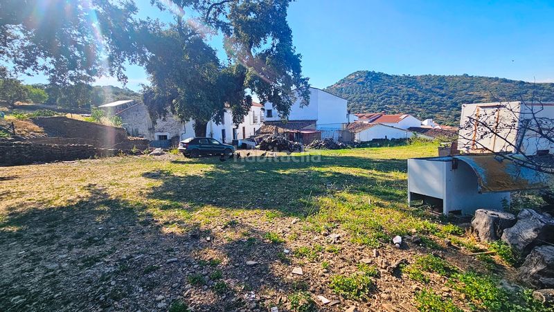 Foto e489d0fe-4947-4a27-bb57-057212b04e1a. Terreno residencial en calle de la fuente 7 solar urbano de 1.500 m2 en la aldea de la umbría, en Aracena