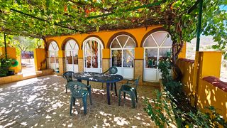 Haus  N/a. Finca de 7.000 m2 con casa, piscina y naves a 1 km de cumbres ma