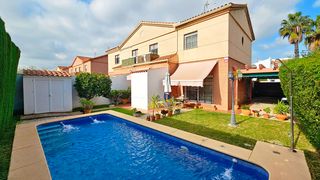 Towny house in Espartinas Pueblo. Chalet pareado con piscina privada