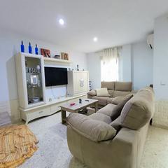 Piso en San Roque Pueblo. Vendemos piso con plaza de garaje en san roque, cádiz.