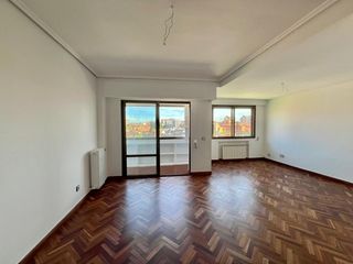 Rent Flat in Padre claret 6. Piso luminoso con vistas despejadas, garaje y finca con conserje