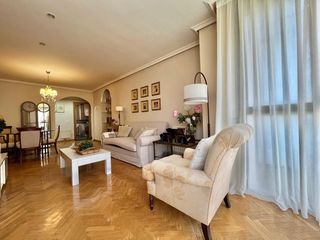 Etagenwohnung  Avenida labradores. Titular  vivienda de 3 dormitorios con garaje, trastero, piscina