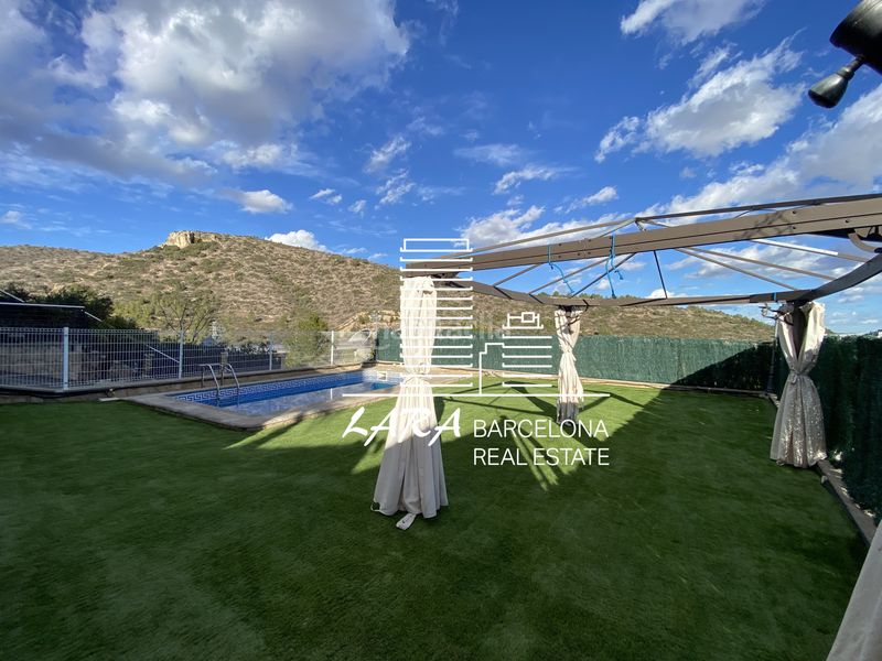 Foto bdf5f569-6855-421e-88f2-eafd357a801e. Casa amb xemeneia calefacció aparcament piscina a Vendrell (El)