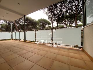 Pis a La Pineda. Amplio piso en la playa con gran terraza a pocos metros del mar