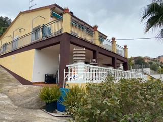 Casa en Cunit Residencial. Excelente casa con jardín y piscina cerca de playa