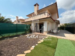 Casa adossada a Vandells i lHospitalet de lInfant. Excelente casa pareada cerca del mar con jardn, piscina, garaje