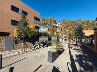 Rent Flat in La Font d´en Fargues. Amplio piso planta baja en barcelona con excelente terraza y par