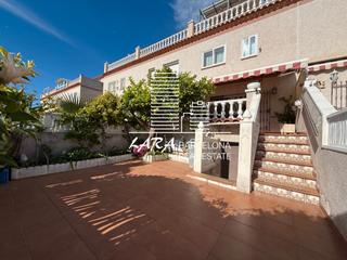 Casa adosada en Creixell. Excelente casa pareada cerca del mar con jardín y parking