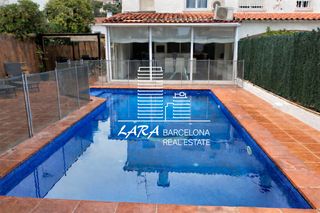 Casa adossada a Bellamar. Excelente casa adosada esquinera cerca del mar con jardín, pisci