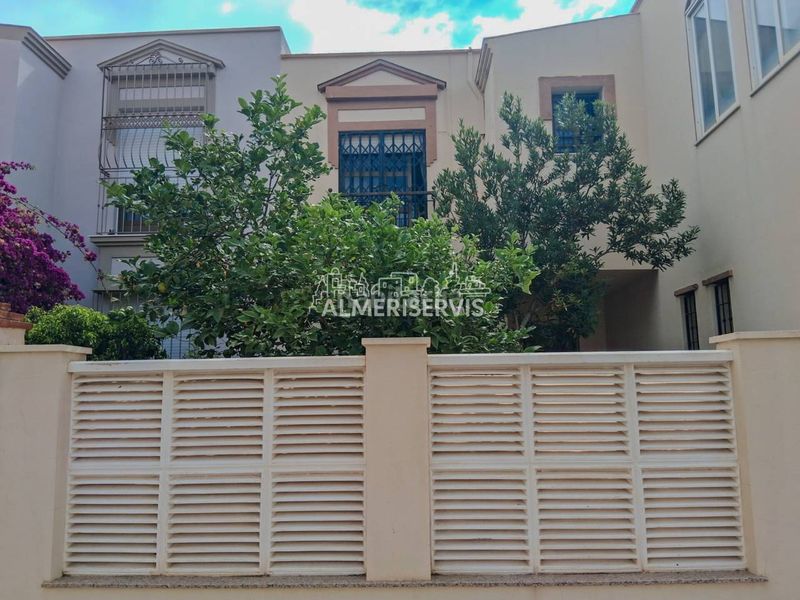 Foto e2fe4f9a-8148-4ba1-a445-68623403770f. Casa adossada a Plaza de la Luz Ejido (El)