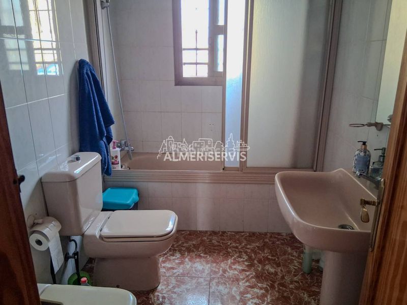 Foto f1a1737c-6e85-47f1-b4d6-a2f1cb29d8b9. Casa adossada a Plaza de la Luz Ejido (El)