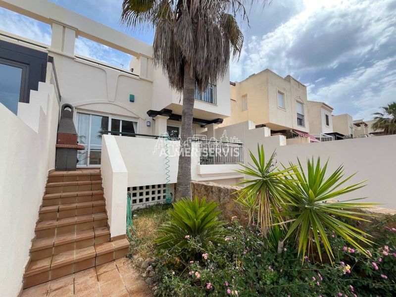 Foto 1e15a4f9-a97e-4e6c-ae1c-93a382b2f228. Casa adossada amb aparcament piscina a Almerimar Ejido (El)