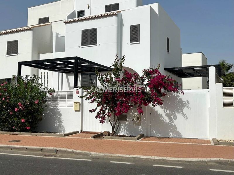 Foto 4c5bd3d6-f60c-4a01-b6d6-1c38a3494886. Casa amb aparcament piscina a Almerimar Ejido (El)