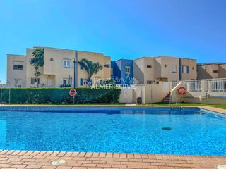 Flat  Calle proa. Piso de 3 dormitorios con garaje y piscina en almerimar