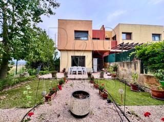 Casa adossada  Barquera. Chalet esquinero con jardín privado en perafort