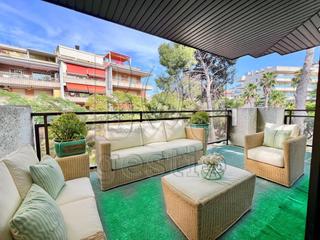 Flat  Falset. Piso reformado amplio y con pisicna comunitaria en eixample de s