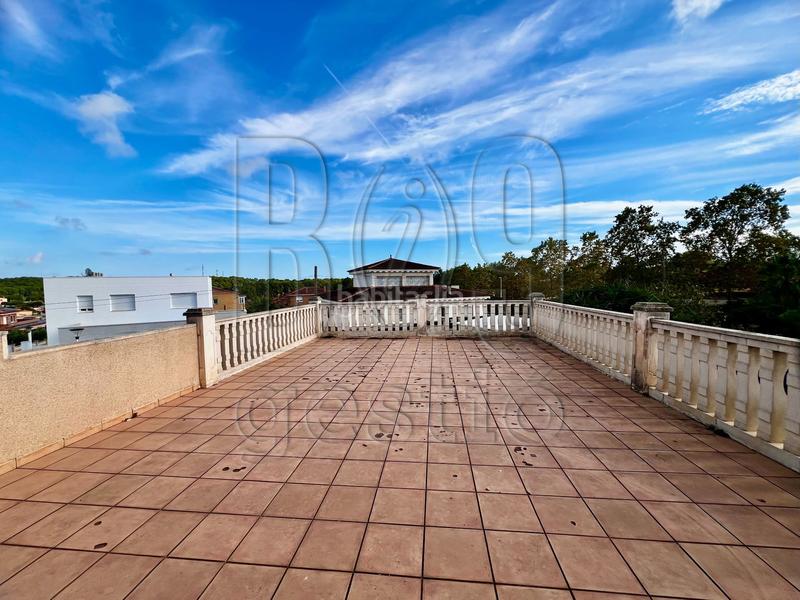 Foto 26c8bc8d-5880-48b0-a2ca-6f1130d353aa. Casa  unifamiliar con piscina e instalación de placas solares en pins manous el catllar en Catllar (El)