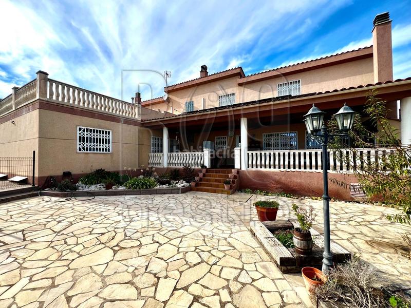 Foto 972c47f7-7e8d-4cb9-a57c-97c72b9684b2. Casa  unifamiliar con piscina e instalación de placas solares en pins manous el catllar en Catllar (El)