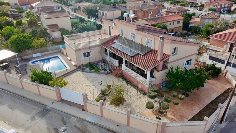 Foto a5db0553-fce8-4ab6-9570-d92f4a88764e. Casa  unifamiliar con piscina e instalación de placas solares en pins manous el catllar en Catllar (El)
