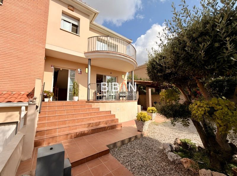 Foto bd83e169-a0ae-4b60-9118-56ed6c864d65. Casa adossada amb calefacció aparcament piscina a Tarragona