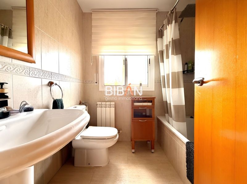 Foto ed96fd46-7bd5-4cca-8a0f-61a2973b9de6. Casa adossada amb calefacció aparcament piscina a Tarragona