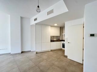 Location Appartement  Calle victoria. Piso nuevo sin amueblar en centro historico