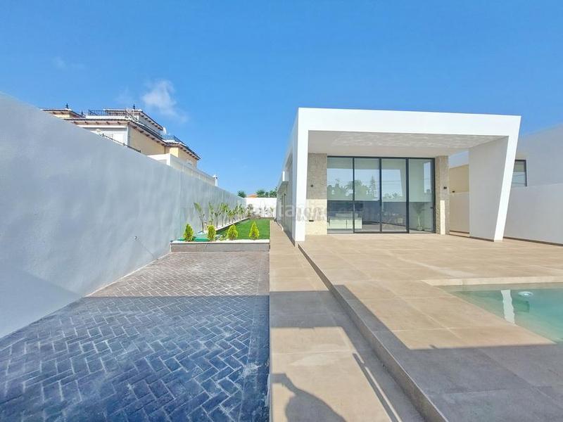 Foto 51b6d91e-e871-4a6a-8abe-be4f88a4f76b. Xalet amb piscina a Zona Carrefour - Urbanizaciones Torrevieja