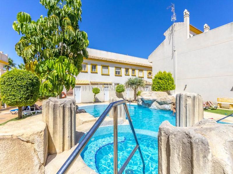 Foto 1b405ece-7b8a-4096-b752-de2095daf85c. Xalet amb calefacció piscina a Aguamarina Orihuela