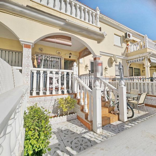 Foto ea04a68b-4acb-44bd-b971-81e21a3c385e. Apartament amb piscina a Aguas Nuevas Torrevieja
