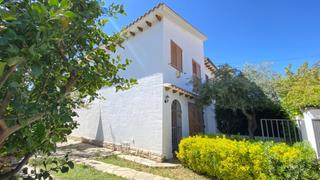 Casa adossada a Sant Salvador