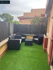 Apartament a Islantilla Golf. Bajo con terraza en urbanizacion privada con piscina