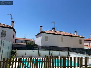 Casa aparellada a Urbasur. Exclusivo chalet pareado a 400 metros del mar