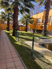 Casa adosada en Isla Cristina. Adosado en urbanización privada con piscina